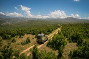 Landrover zwischen Sträuchern auf Feldweg in Kroatien
