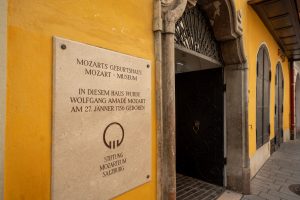Infotafel am Geburtshaus von Mozart in Salzburg