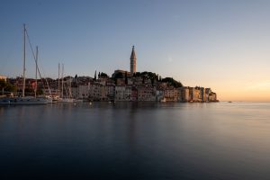 Blick auf Rovinj bei untergehender Sonne