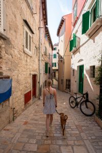 Sabrina mit Milo in Gasse in Rovinj
