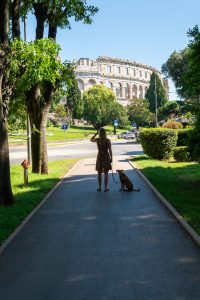 Sabrina mit Milo vor Amphitheater in Pula