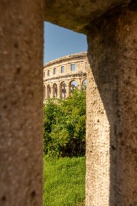 Amphitheater in Pula durch Steinmauer