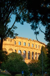 Amphitheater in Pula bei untergehender Sonne