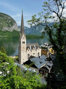 Blick auf Kirche in Hallstatt am Hallstätter See
