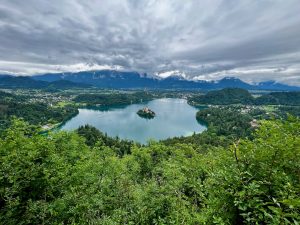 Blick auf Bleder See von Aussichtspunkt