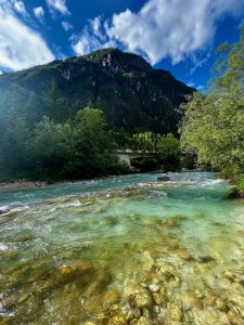 Fluss Soča mit Berg im Hintergrund