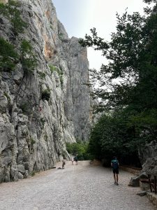 Blick auf Felswände mit Kletterern im Nationalpark Paklenica