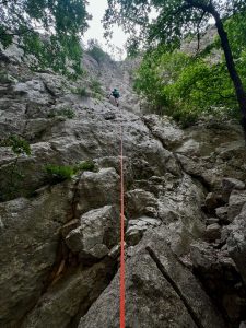 Blick auf Felswände mit Philipp im Nationalpark Paklenica