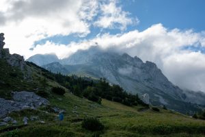Blick auf wolkenverhangenen Maglic