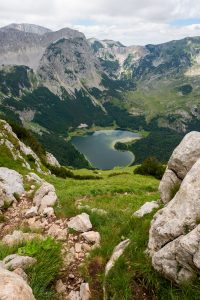 Blick auf herzförmigen Trnovačko See am Maglic