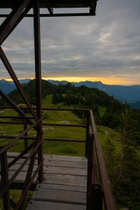 Sonnenuntergang auf Turm am Parkplatz Prijevor