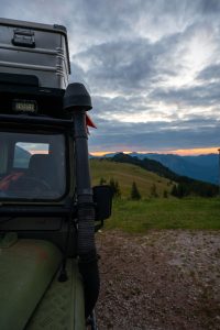 Landrover bei Sonnenuntergang am Parkplatz Prijevor