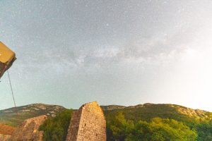 Sternenhimmel über alter Kirche bei Bucht von Kotor