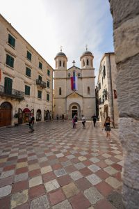 Platz mit Kirche in Kotor