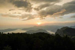 Sonnenuntergang über Bucht von Kotor