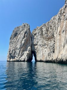 Fels mit ausgewaschenem Durchgang