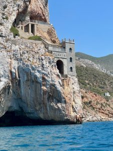 Bergwerk Porto Flavia über Meer