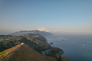 Blick auf Amalfi Küste bei Sonnenuntergang