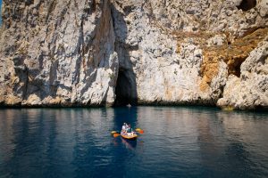 Fels mit offener Grotte auf Sardinien